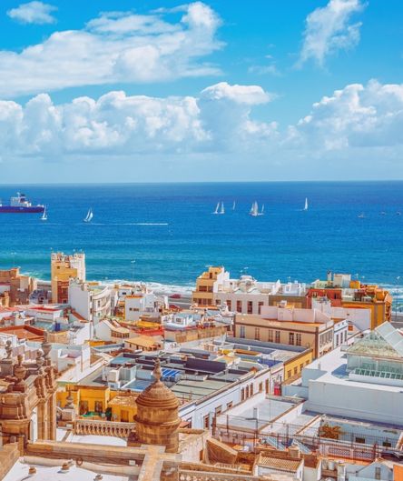 Die Altstadt von Las Palmas de Gran Canaria (Vegueta) mit der Kathedrale Santa Ana im Vordergrund und dem Hafen sowie dem Atlantik im Hintergrund.