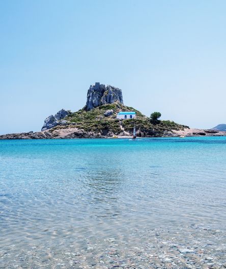 Kastellos (oder Kastri) Inselchen mit einer Kapelle, gelegen in der Bucht von Kefalos auf Kos, Griechenland.